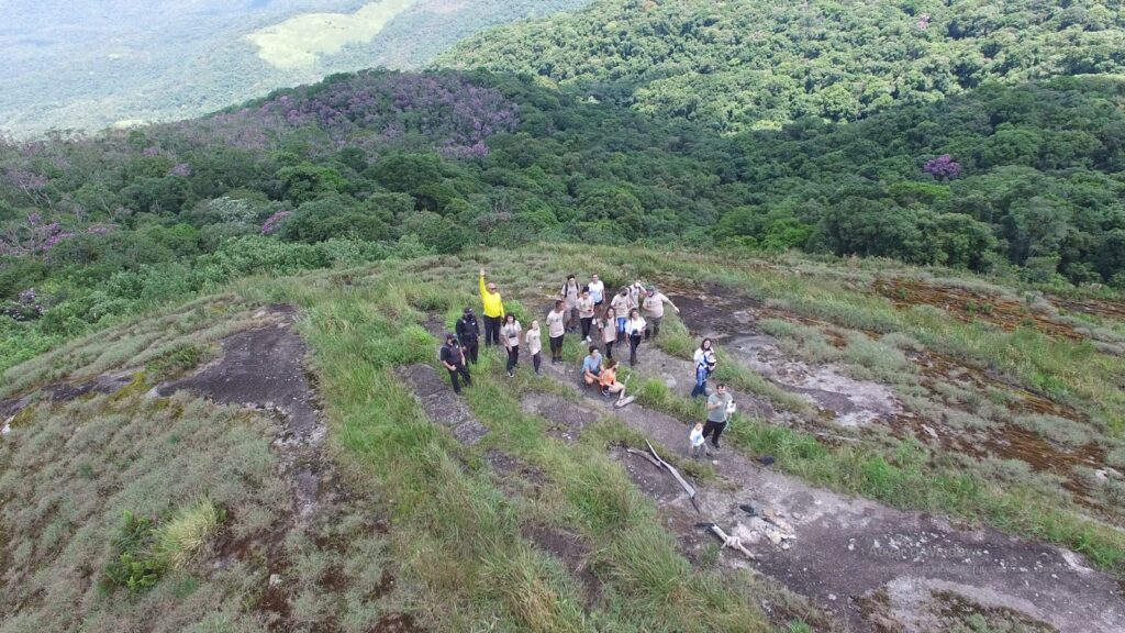 Foto de uma paisagem com pessoas praticando ecoturismo